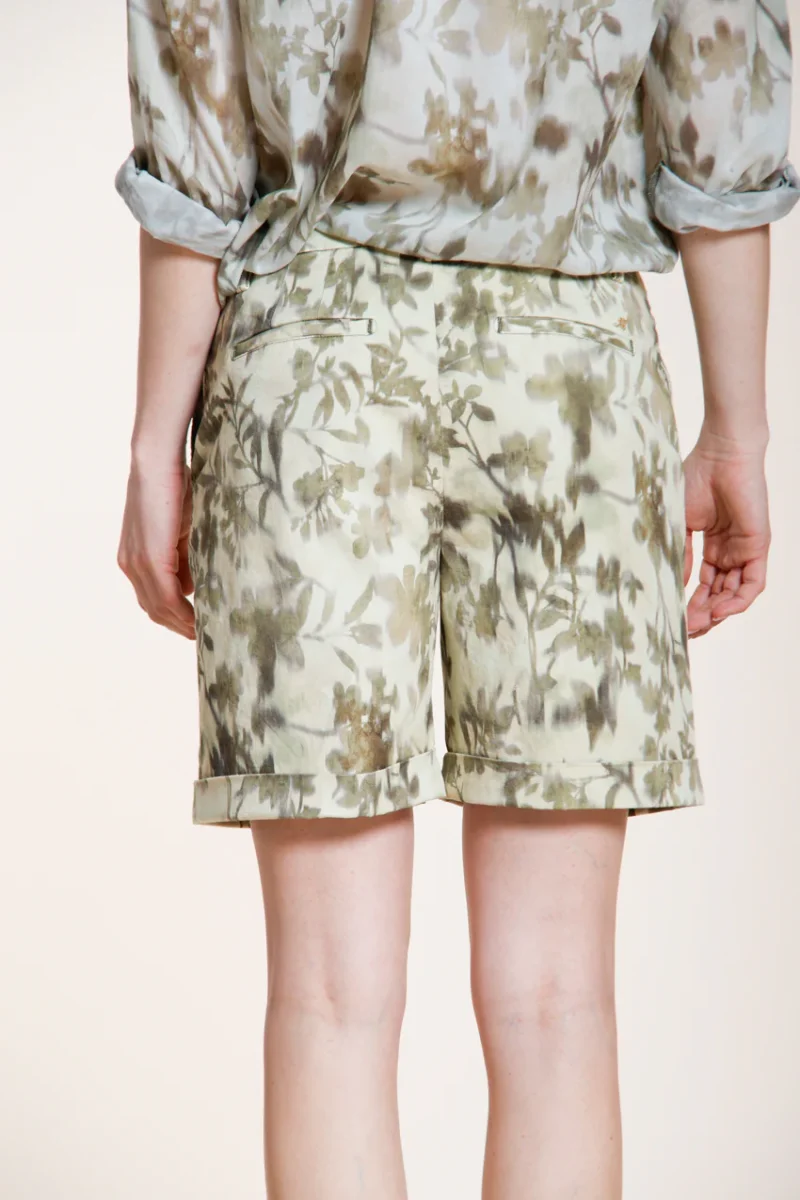 Jaqueline bermuda chino donna in gabardina stampa foglie slim fit – Image 5