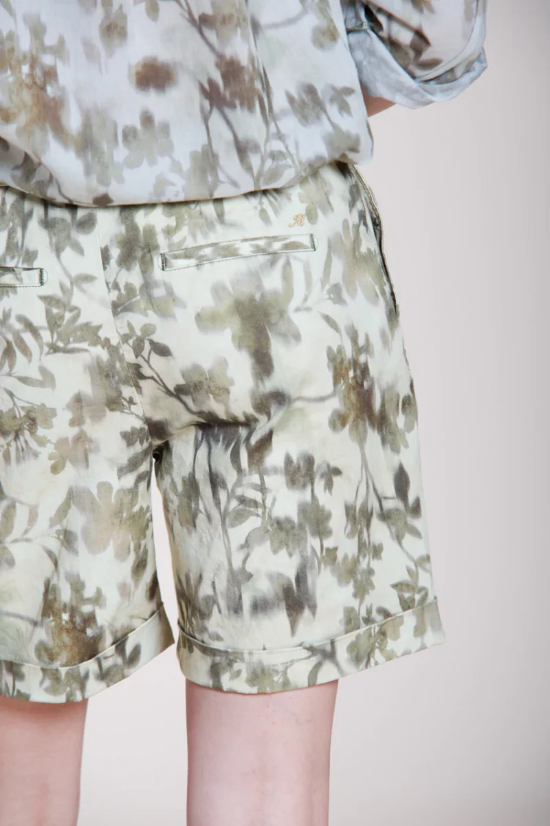 Jaqueline bermuda chino donna in gabardina stampa foglie slim fit – Image 3