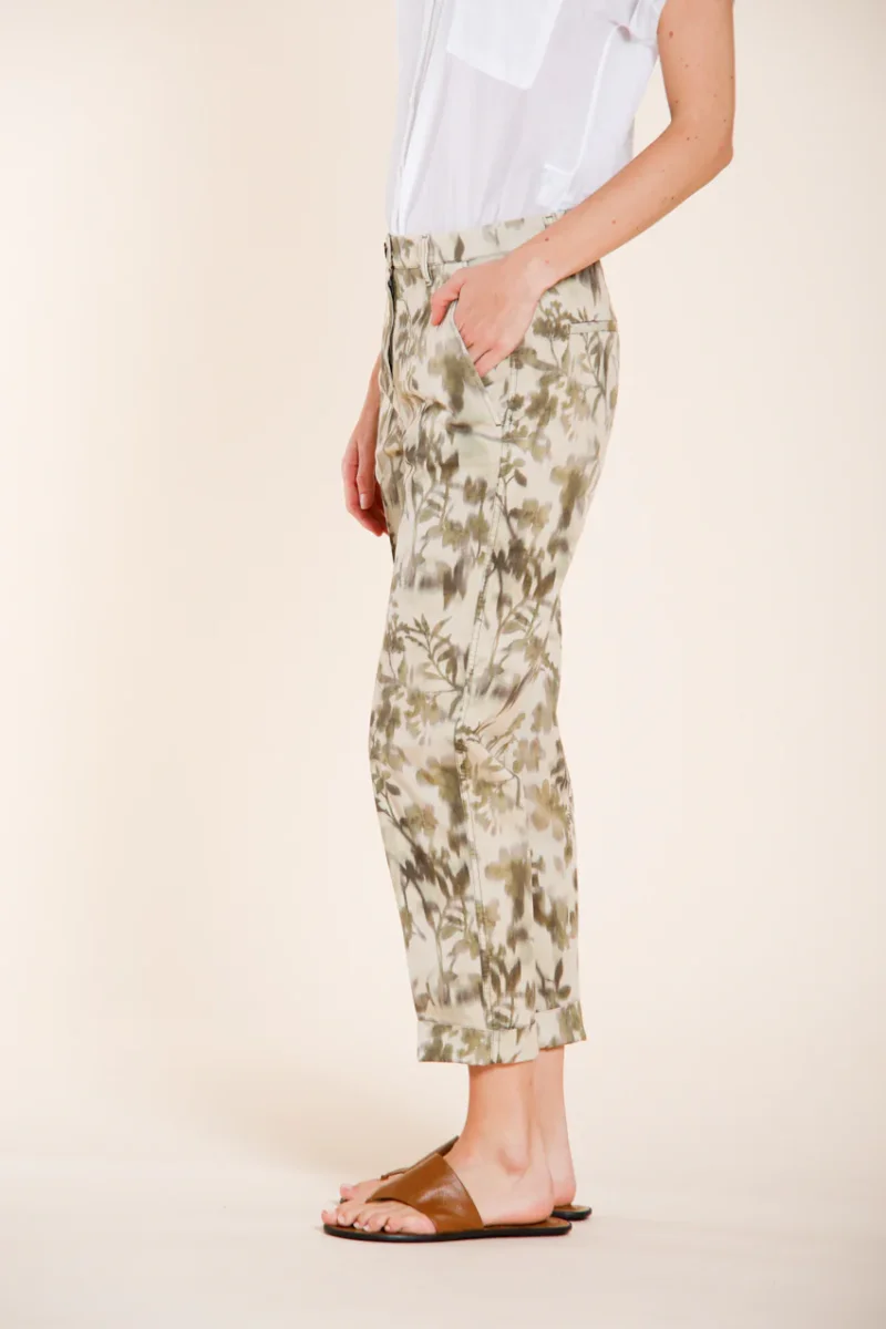 Marlene pantalone chino donna in gabardina stampa foglie carrot fit – Image 5