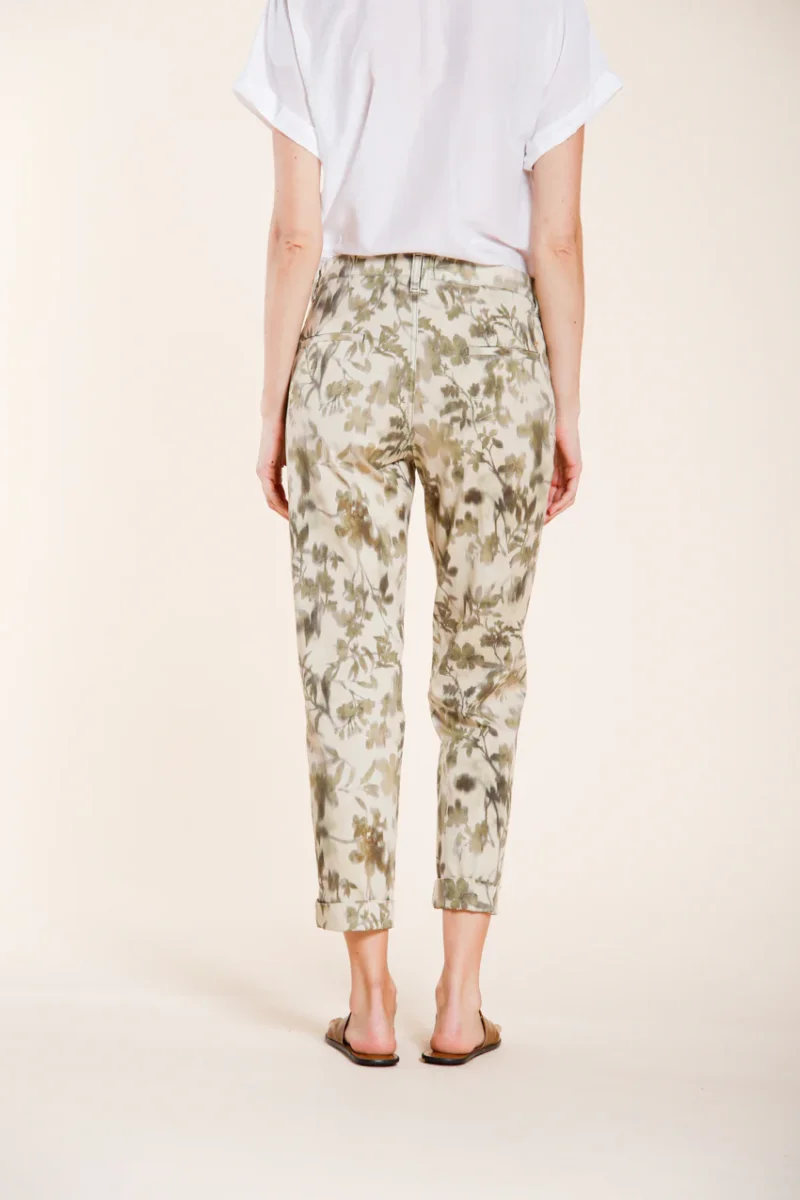 Marlene pantalone chino donna in gabardina stampa foglie carrot fit – Image 6