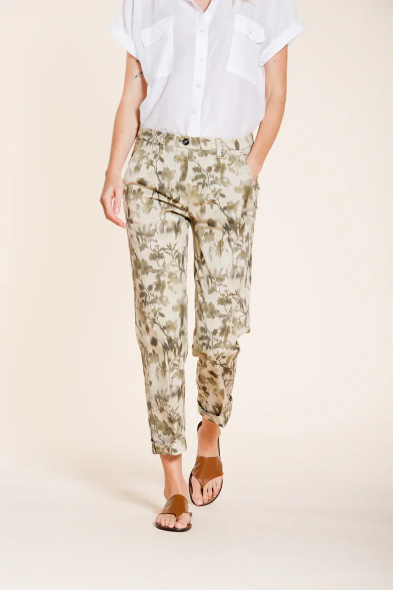 Marlene pantalone chino donna in gabardina stampa foglie carrot fit – Image 4