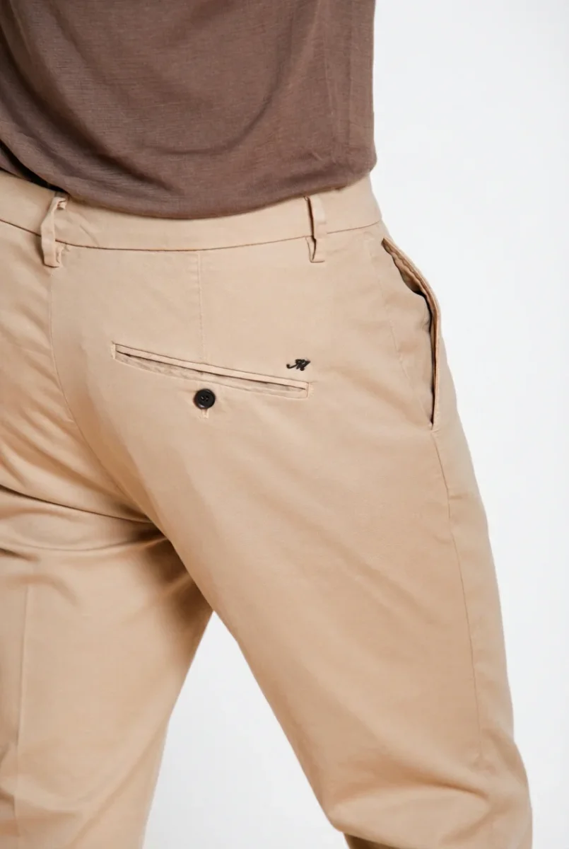 Osaka pantalone chino uomo in tricotina fine di cotone e lyocell carrot fit – Image 3