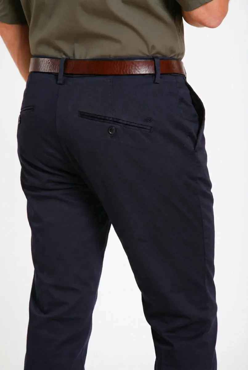 Osaka pantalone chino uomo in tricotina fine di cotone e lyocell carrot fit – Image 3