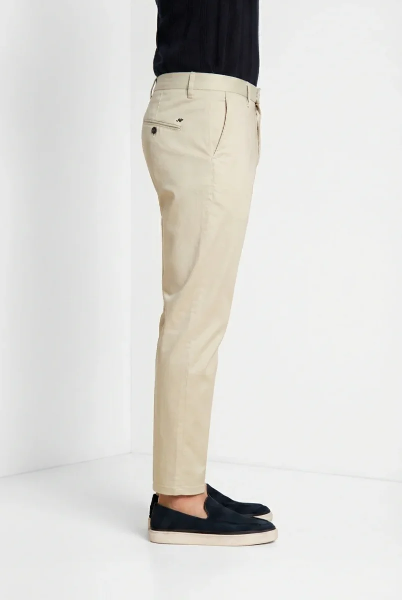 Osaka pantalone chino uomo in tricotina fine di cotone e lyocell carrot fit – Image 4