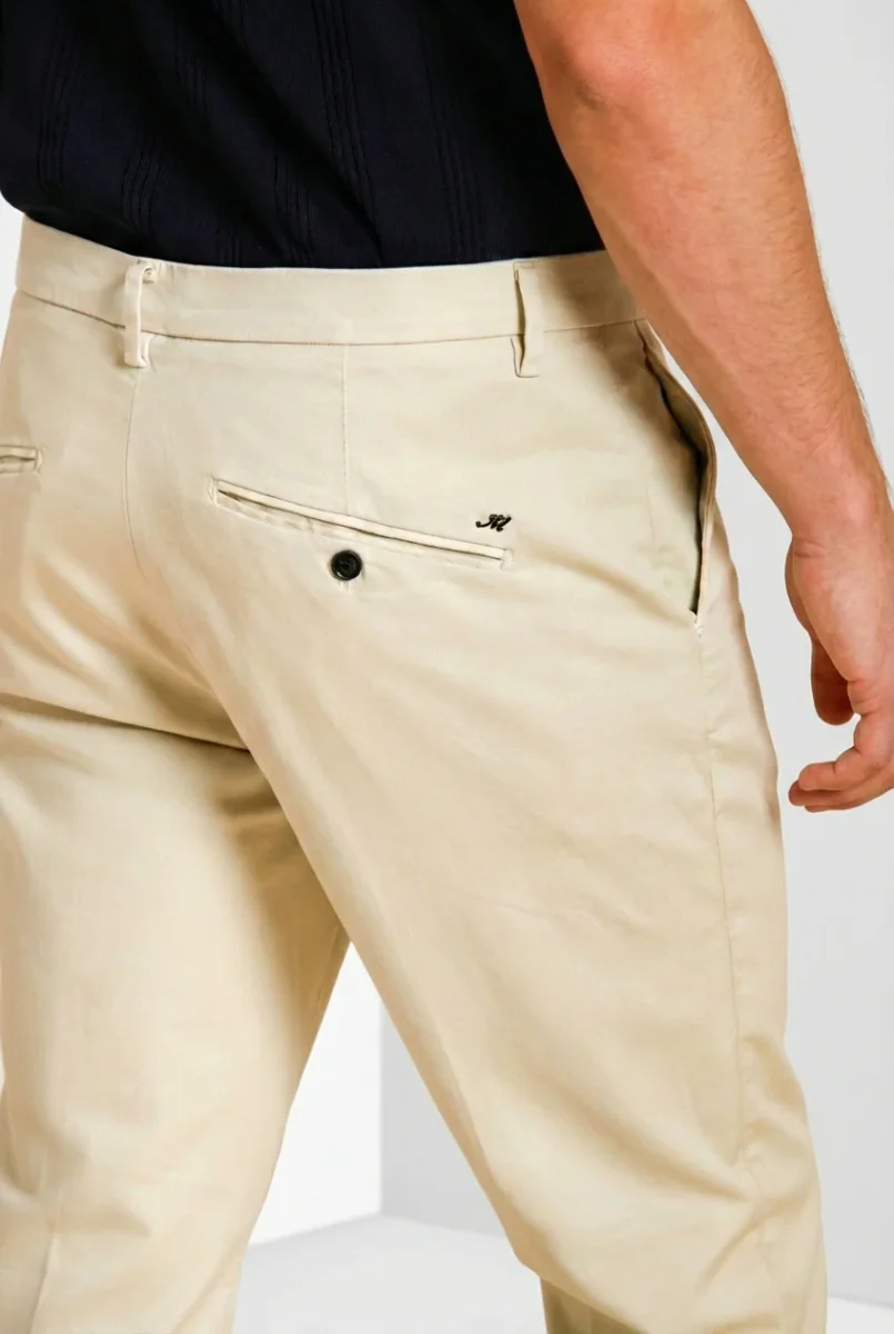 Osaka pantalone chino uomo in tricotina fine di cotone e lyocell carrot fit – Image 3