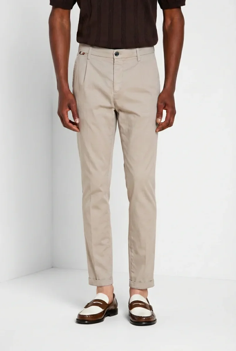 Osaka 1 Pinces pantalone chino uomo in raso di cotone e seta carrot fit ①