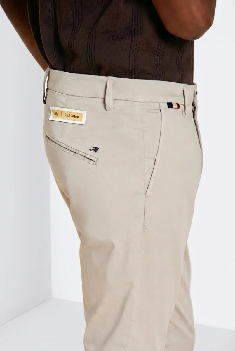 Osaka 1 Pinces pantalone chino uomo in raso di cotone e seta carrot fit ① – Image 3