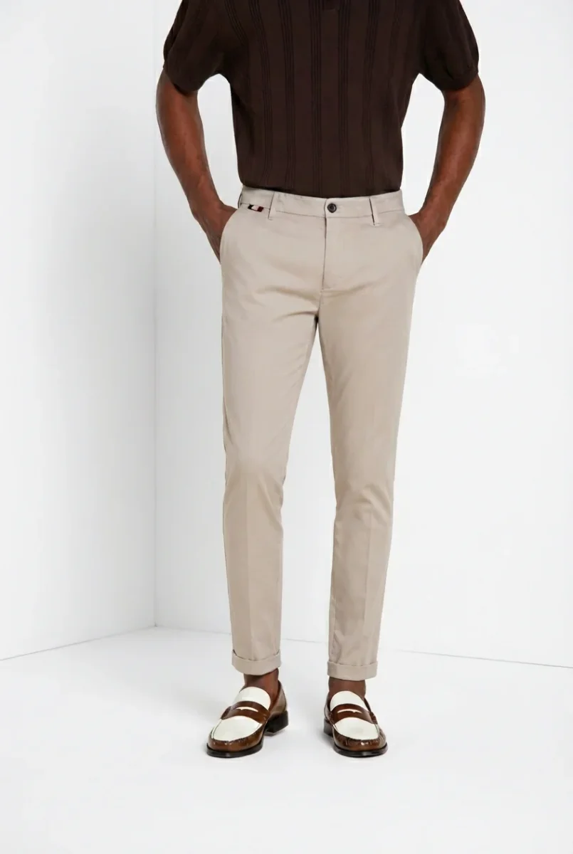 Osaka 1 Pinces pantalone chino uomo in raso di cotone e seta carrot fit ① – Image 4