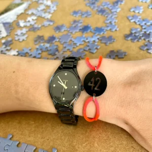 Bracelet 42 Médaille Noire Rose Fluo