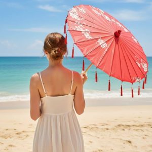 Femme Ombrelle Rouge | Motifs Floraux & Finition Franges