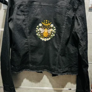 Veste en jeans brodée "Bee"